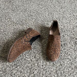 Clarks Collection Trish Bell Bootie Ankle Boot 8 Leopard Suede Studs Comfort